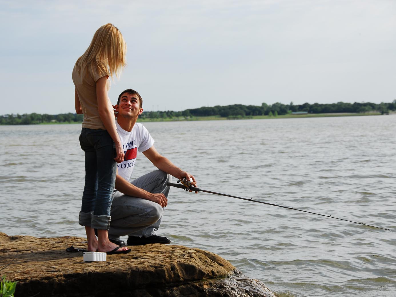  Fishing- A lot of men like fishing. A lot of women like fishing as well. Don’t know how? Get him to teach you. It is a nice, calming date and the two of you can sit with each other and have conversation while also doing something. 