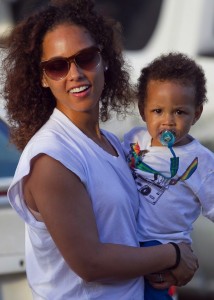 EXCLUSIVE: Alicia Keys, husband Swizz Beatz and son Egypt go shopping while vacationing in Hawaii